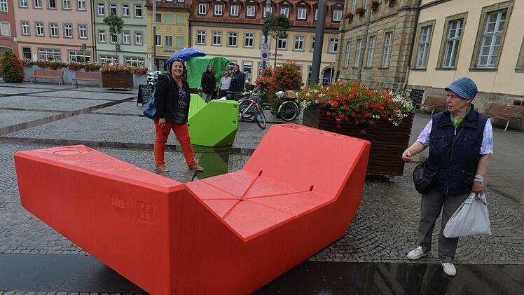 Nur wenige Bürger kamen bei Regen auf den Maxplatz. Katrin Grassmann ließ es sich nicht nehmen, Kritik an den "schrecklichen Dingern" loszuwerden.  Foto: Ronald Rinklef