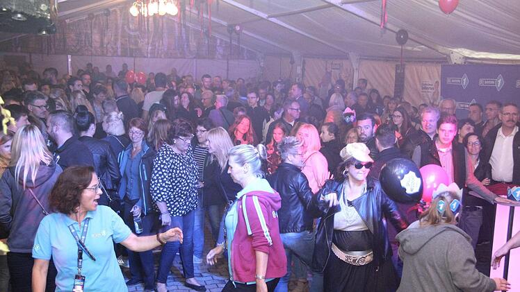 Moderatorin Ulla Müller (l.) mischte sich unters Partyvolk.  Foto: Richard Sänger