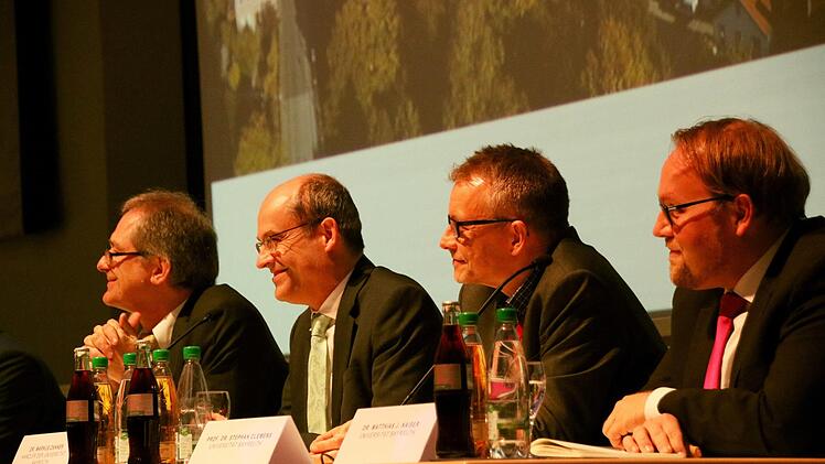 Strahlende Gesichter bei der Vorstellung: (von links) Uni-Präsident Stefan Leible, Uni-Dekan Markus Zanner, Fakultätsdekan in spe Stephan Clemens und Geschäftsführer Matthias Kaiser.Jochen Nützel