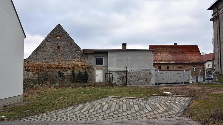 Im Zuge der Errichtung eines Jugendraums in Wonfurt wird auch der Platz bis zur Kirche neu gestaltet.Ulrike Langer