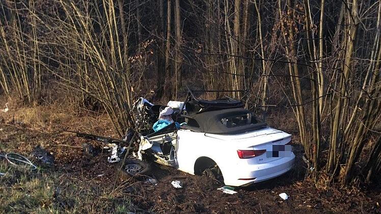 Zwischen Kitzingen und Schwarzach hat sich am Donnerstagnachmittag ein schwerer Verkehrsunfall ereignet, zu dem die Polizei nun Zeugen sucht. Ein 40 Jahre alter Autofahrer kam dabei ums Leben. Foto: News5