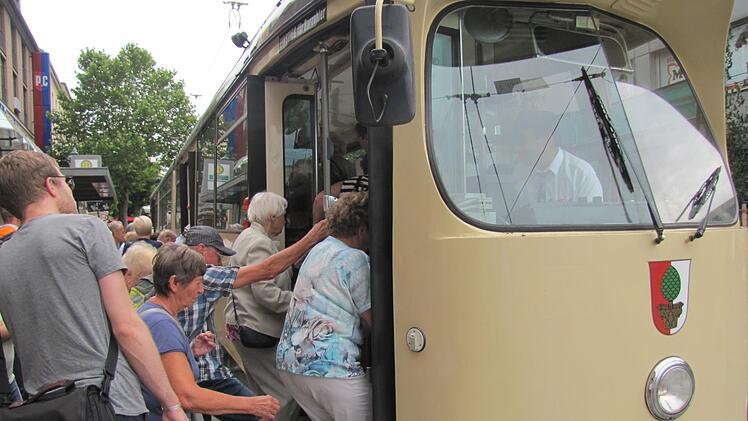 Nix wie rein in die alte Trambahn zur Stadtrundfahrt. Martin Koch