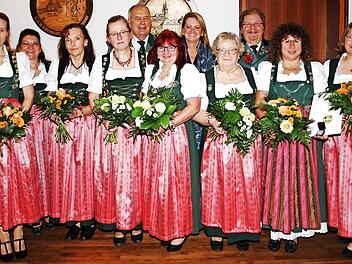 Ehrungen beim Königsessen der Damen: von links Heidi Vieweg, Michaela Brandmeier, Martina Müller, Ursula Osterlänger, Erwin Kalb, Edeltraud Hoja, Sabine Rießnern Christa Lesch, Uwe Matzner, Edith Matzner und Birgit Hoja Foto: Alfred Thieret