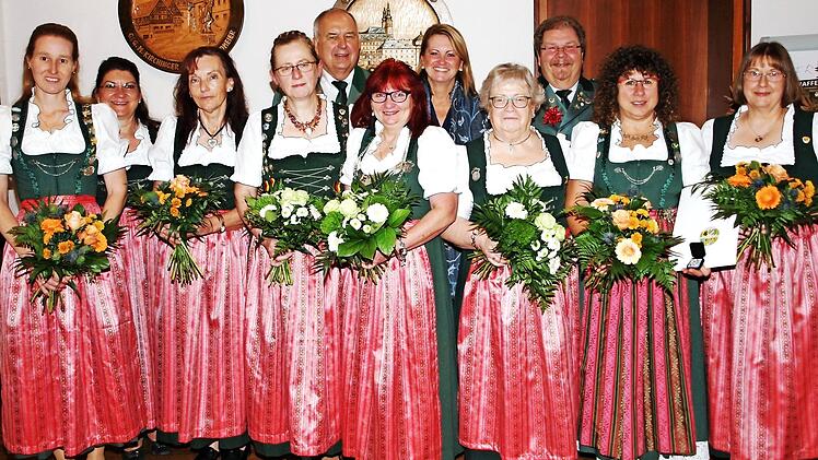 Ehrungen beim Königsessen der Damen: von links Heidi Vieweg, Michaela Brandmeier, Martina Müller, Ursula Osterlänger, Erwin Kalb, Edeltraud Hoja, Sabine Rießnern Christa Lesch, Uwe Matzner, Edith Matzner und Birgit Hoja Foto: Alfred Thieret