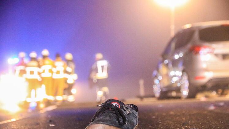 Im Landkreis Lichtenfels hat sich in der Nacht von Samstag auf Sonntag ein schwerer Unfall ereignet. Auf der B289 erfasste eine 78-J&auml;hrige  einen betrunkenen 20-J&auml;hrigen mit ihrem Wagen.  Foto:  Merzbach / News5