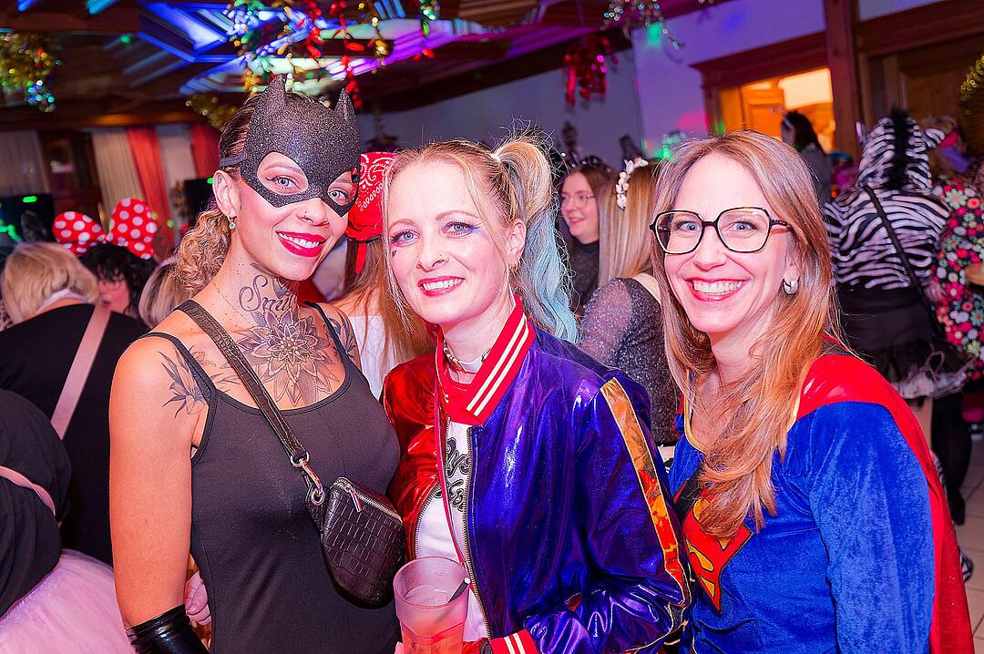 Drei Männerballetts, Musik von DJ Asti und vieles mehr gab es beim Weiberfasching!