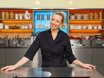 Zora Klipp, Köchin und Gastronomin aus Hamburg, war lange Mitglied in der Jury und zählt seit 2023 zum Moderationsteam. Jetzt führt sie durch die extralange Abend-Ausgabe des Wettkochens.