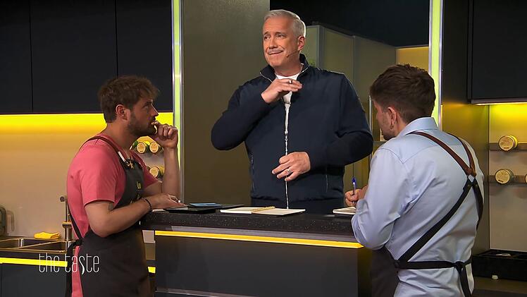 "Ich habe Angst - Panik": Alexander Herrmann (Mitte) kann mit veganger Küche nicht viel anfangen.