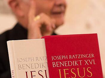 Er hat es schon gelesen: Erzbischof Robert Zollitsch stellte am Dienstag in Würzburg das neue Jesus-Buch von Papst Benedikt XVI. vor. Foto: Tobias Köpplinger