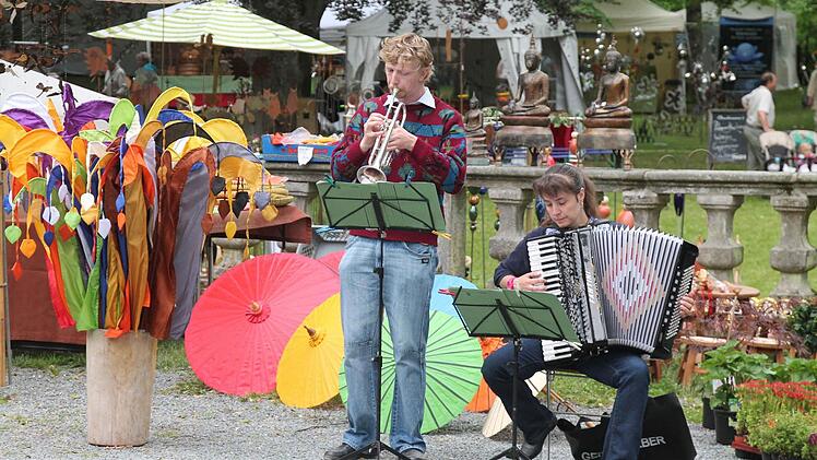 Am vergangenen Wochenende verwandelte sich der Park des Wasserschlosses Mitwitz beim 5. Fränkischen Gartenfest in ein Blütenmeer und Gartenparadies. Foto : Herbert Fischer