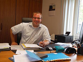 Sebastian Straubel hat sich an den neuen Arbeitsplatz als Bürgermeister von Lautertal gewöhnt. Foto: Rainer Lutz