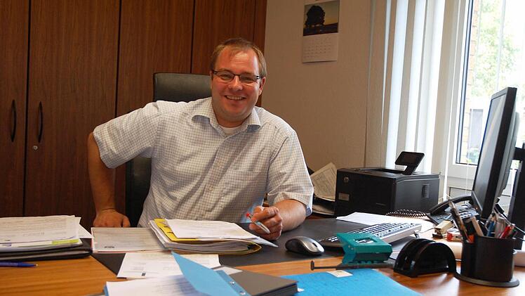 Sebastian Straubel hat sich an den neuen Arbeitsplatz als Bürgermeister von Lautertal gewöhnt. Foto: Rainer Lutz