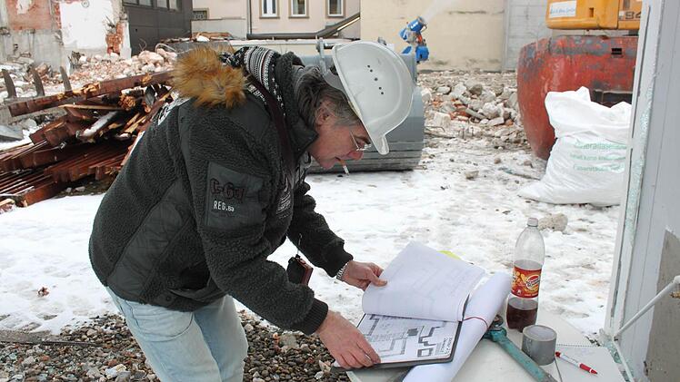 Statiker Peter Wolf beugt sich über die Statik-Pläne. Foto: Mäuser