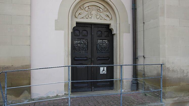 Zugang für Rollstuhlfahrer an der evangelischen Kirche in Bad Kissingen. Foto: Heike Beudert