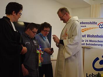 Regionaldekan Thomas Teuchgräber (rechts) segnete das Kreuz. Mit im Bild Pfarrerin Alina Ellgring (links) sowie zwei Bewohner des Wohnheims. Fotos: Heike Schülein