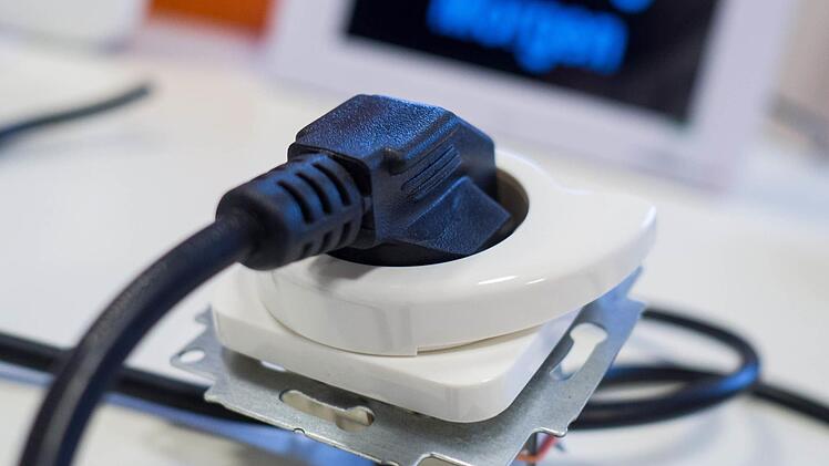..., eine Steckdose, die den Stecker auf Knopfdruck ausspuckt... Foto: Marian Hamacher