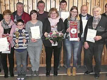 Vereinsehrennadeln und Ehrungen der Vereinsmeister 2017 gab es beim Kleintierzuchtverein Kronach (v. l.): Vorsitzender Markus Appel, Angela Appel, Alfred Gehring für Luisa und Leon Gehring, Jungzüchter Julian Beetz, Ute Bittruf, stellvertretender Vorsitzender Ottmar Löffler, Renate Wagner, Dominik Bittruf, Annika Neidhardt für Michael Neidhardt, Peter Roßmeier, Heinrich Fischer-Weiß, Dieter Preiß und Helmut Dressel. Foto: Heike Zapf