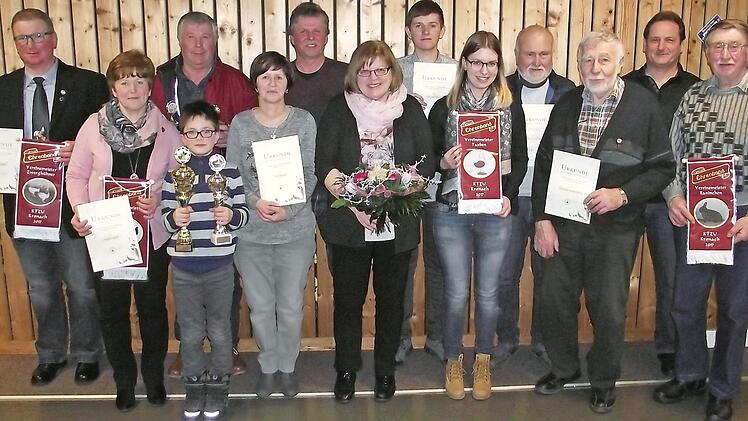 Vereinsehrennadeln und Ehrungen der Vereinsmeister 2017 gab es beim Kleintierzuchtverein Kronach (v. l.): Vorsitzender Markus Appel, Angela Appel, Alfred Gehring für Luisa und Leon Gehring, Jungzüchter Julian Beetz, Ute Bittruf, stellvertretender Vorsitzender Ottmar Löffler, Renate Wagner, Dominik Bittruf, Annika Neidhardt für Michael Neidhardt, Peter Roßmeier, Heinrich Fischer-Weiß, Dieter Preiß und Helmut Dressel. Foto: Heike Zapf