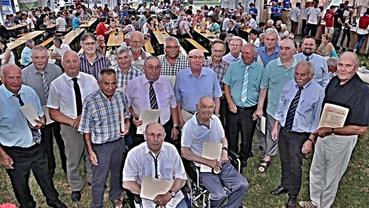 Diese Männer wurden als Gründungsmitglieder von den Sportfreunden Unterpreppach geehrt. Das Foto zeigt sie mit Vorsitzendem Dominik Präger (hinten, rechts).Helmut Will