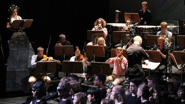 Die Sopranistin (Dimitra Kotidou) das Orchester des Landestheaters und die Kinder der Grundschule Ketschendorf. Carolin Herrmann