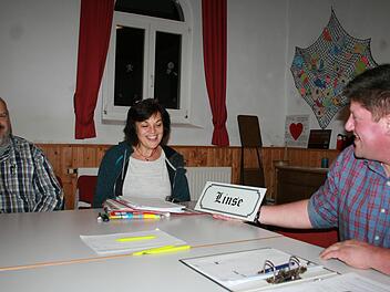 Seite Jahren laufen die Vorbereitungen für die 675-Jahr-Feier, hier zeigt Gerodas Bürgermeister Alexander Schneider (rechts) den Entwurf eines Dorfnamen-Hausschilds.  Gabriele Sell