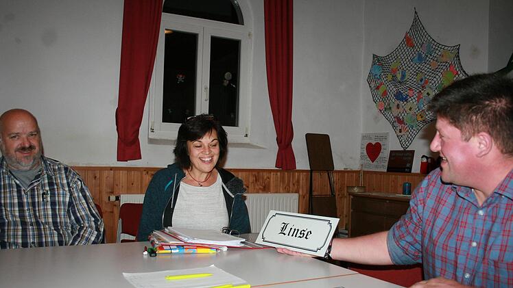 Seite Jahren laufen die Vorbereitungen für die 675-Jahr-Feier, hier zeigt Gerodas Bürgermeister Alexander Schneider (rechts) den Entwurf eines Dorfnamen-Hausschilds.  Gabriele Sell