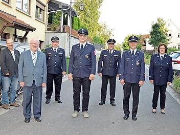 Geehrte und Ehreng&auml;ste mit (von links) Vorsitzender Christine Ponsel, B&uuml;rgermeister Knut Morgenroth, Landratsstellvertreter Bernd Steger, Kreisbrandmeister Matthias Weber, Volker Ponsel, Kreisbrandinspektor Matthias Schuhb&auml;ck, Michael Graf, Claudia Ritz und Kreisbrandrat Joachim Ranzenberger