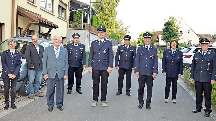 Geehrte und Ehreng&auml;ste mit (von links) Vorsitzender Christine Ponsel, B&uuml;rgermeister Knut Morgenroth, Landratsstellvertreter Bernd Steger, Kreisbrandmeister Matthias Weber, Volker Ponsel, Kreisbrandinspektor Matthias Schuhb&auml;ck, Michael Graf, Claudia Ritz und Kreisbrandrat Joachim Ranzenberger