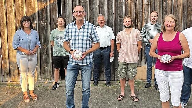 F&uuml;r &uuml;beraus gelungene Gartengestaltung und nachhaltige Bewirtschaftung erhielten (vorne, von links) Hildegart Genk, Kurt Lanzend&ouml;rfer und Andrea Kimmel ein Tonmodel des Kreisverbandes. Mit im Bild das neu gew&auml;hlte Vorstandsteam und die Ehreng&auml;ste mit (hinten, von links) Petra G&uuml;nther, Tim Zink, G&uuml;nther Reif, Julian Zink, Thorsten Grampp und Michael Tr&ouml;glen