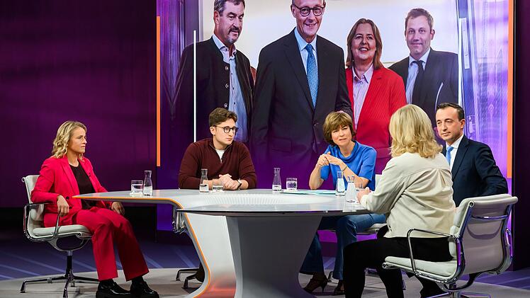 Maybrit Illner (Mitte) diskutierte mit Verena Bentele (links), Philipp Türmer, Paul Ziemiak, Eva Quadbeck sowie Boris Palmer (nicht im Bild).