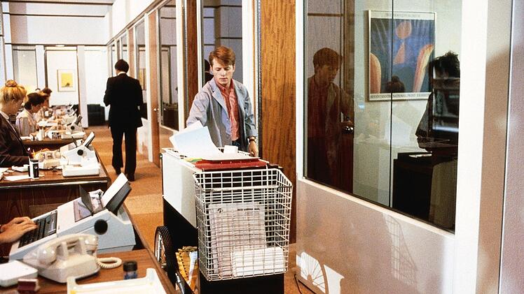 Als B&uuml;robote erh&auml;lt Brantley (Michael J. Fox) Einblicke in alle wichtigen Firmengeschehnisse.