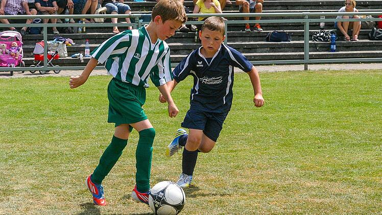 Knapp mit 1:0 setzte sich die U9 der Gastgeber (dunkel) gegen den späteren Turniersieger FC Baunach durch.