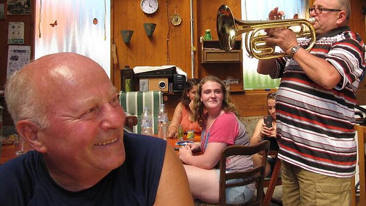 "Er kann's noch!" USA-Gast Dietmar Link (links) freut sich über das Frankenwald-Lied von "Friedel" Hans Dinkel. Foto: Monika Schütz