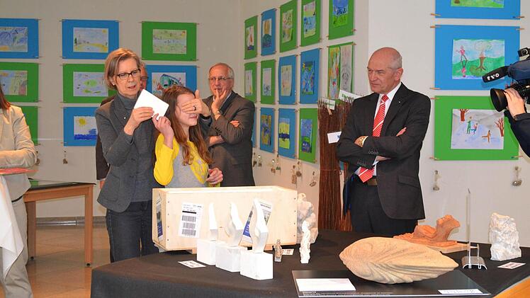 Unter den Augen des Landrats Günther Denzler wurden von Kreisbaumeisterin Gabriele Pfeff-Schmidt und einer Schülerin die Gewinner des Kindermalwettbewerbs per Losverfahren ermittelt.  Foto: Katharina Habersack