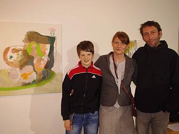 Ida Stöhr (Tochter von Lisa Stöhr), Lisa Stöhr und René Domke neben dem Bild "Arche"  Foto: Heike Schülein