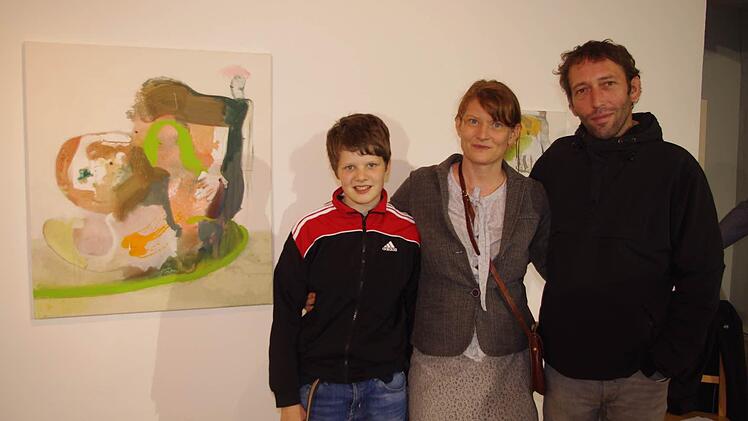 Ida Stöhr (Tochter von Lisa Stöhr), Lisa Stöhr und René Domke neben dem Bild "Arche"  Foto: Heike Schülein