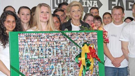 Die Auszubildenden überreichten ein Bild.  Fotos: Bernhard Panzer