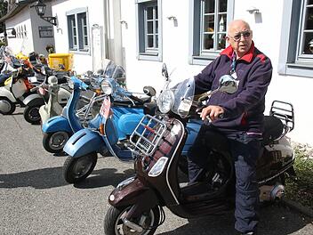 Hans Pfadenhauer ist seit 40 Jahren Vespa-Fan und mit 89 Jahren wohl einer der ältesten Vespa-Fahrer in Oberfranken. Foto: Michael Stelzner