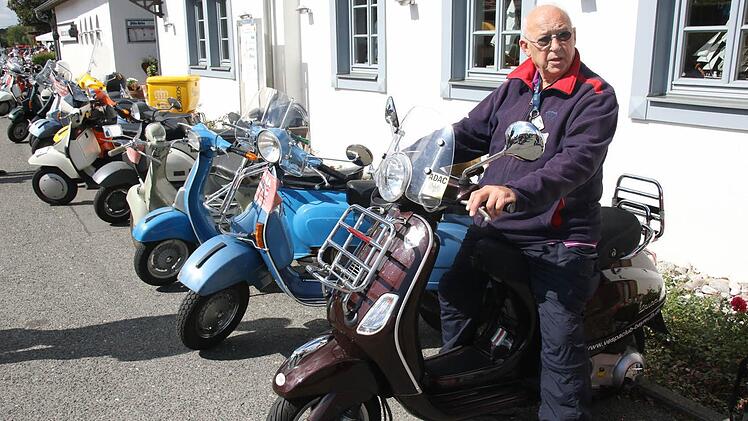 Hans Pfadenhauer ist seit 40 Jahren Vespa-Fan und mit 89 Jahren wohl einer der ältesten Vespa-Fahrer in Oberfranken. Foto: Michael Stelzner