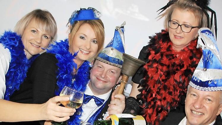 Sie feierten den Auftakt zum Fasching (von links) Madlen Groll, Daniela Klinke, Horst Amon, Gabriele Böhmer und Günther Walter.