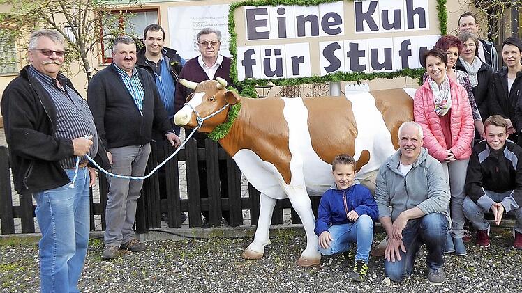 Der Helferkreis der Pfarrei hat eine Plastik-Kuh aufgestellt, um für die Spendenaktion zu werben.  Foto: privat