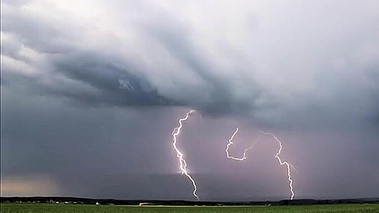 Das kräftige Gewitter zog über den westlichen Teil des Landkreises Forchheim, hier Blick von Forchheim Richtung Süden. Foto: Ferdinand Merzbach