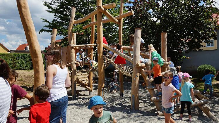 Nach dem offiziellen Teil gab es für die Kinder kein Halten mehr. Foto: Johannes Michel