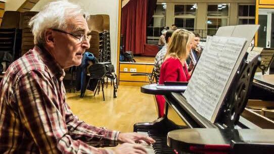 Proben-Impressionen: So bereitet sich der Musizierkreis Neustadt mit seinem Leiter Norbert Luche auf sein Neujahrskonzert am 14. Januar vor.Foto: Jochen Berger