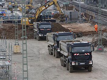 Ab Sand, Kies oder Schotter - die ICE-Baustelle zwischen Kersbach und Forchheim verschlingt tonnenweise Baumaterial. Foto: Josef Hofbauer