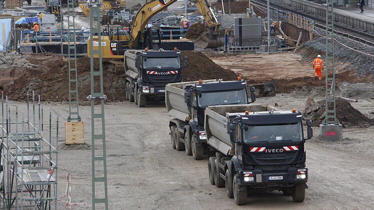 Ab Sand, Kies oder Schotter - die ICE-Baustelle zwischen Kersbach und Forchheim verschlingt tonnenweise Baumaterial. Foto: Josef Hofbauer