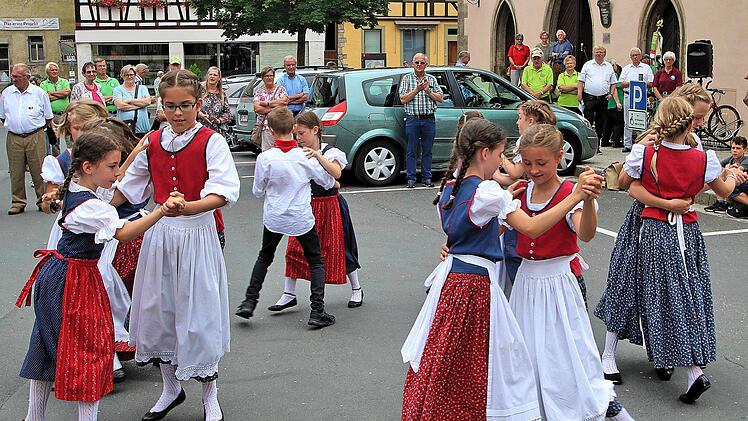 Einige Volkstänze wurden beim Empfang der Wimpelgruppe auf dem Marktplatz von einer Tanzgruppe des Rhönklub-Zweigvereins Salz geboten. Die Zuschauer waren begeistert. Foto: Dieter Britz