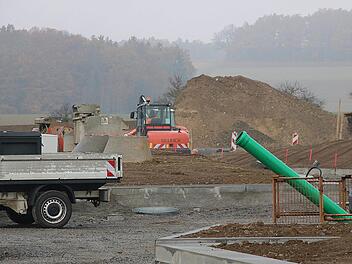Im Baugebiet Centleite hat die Gemeinde Maßbach den letzten noch freien Bauplatz  verkauft, das Baugesuch ist bereits genehmigt. Die Erschließungsarbeiten im  Erweiterungsgebiet "Centleite 2" laufen auf Hochtouren. Hier entstehen 23  neue Bauplätze. Dieter Britz