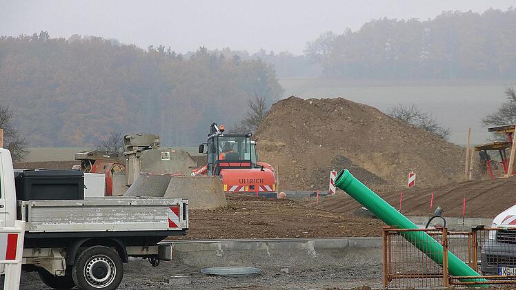 Im Baugebiet Centleite hat die Gemeinde Maßbach den letzten noch freien Bauplatz  verkauft, das Baugesuch ist bereits genehmigt. Die Erschließungsarbeiten im  Erweiterungsgebiet "Centleite 2" laufen auf Hochtouren. Hier entstehen 23  neue Bauplätze. Dieter Britz
