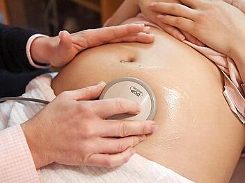 Längst zeichnet sich ab, dass in Kronach deutlich weniger Kinder zur Welt gebracht werden als noch in den Vorjahren. Dennoch stehe die geburtshilfliche Abteilung nicht zur Debatte, heißt es vonseiten der Helios-Frankenwaldklinik.  Symbolbild: Uli Deck/dpa